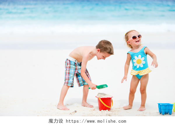 两个孩子在沙滩玩耍玩沙子六一儿童节61儿童节